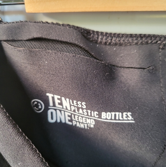 Nike Dri-FIT Women’s Capris Large | Black-on-Black, Moisture-Wicking, Athletic - Picture 7 of 9